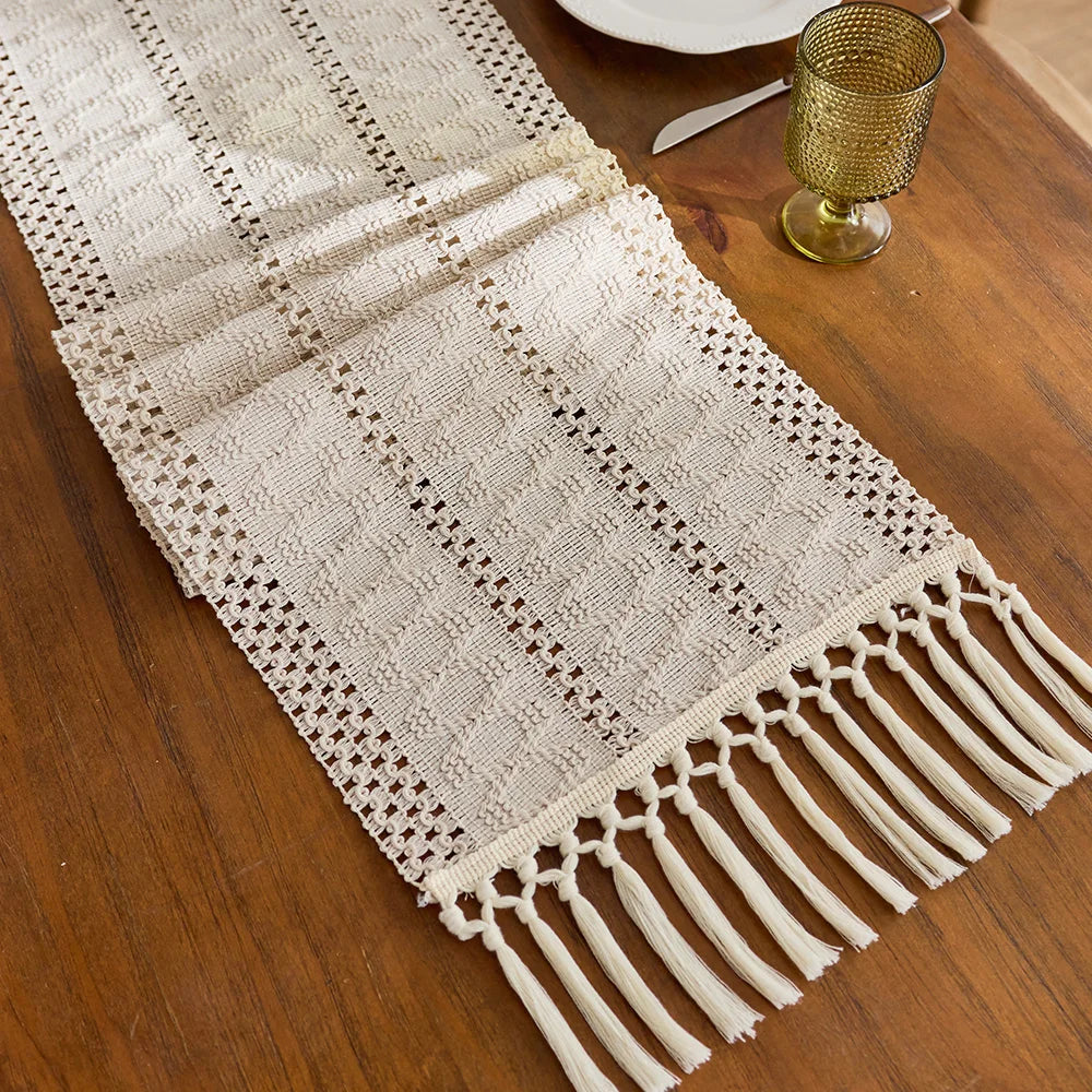 Chemin de table bohème beige tissé pompons géométriques