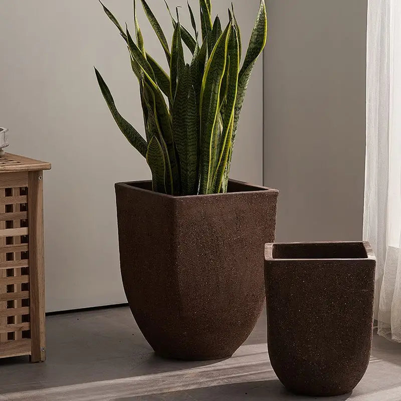 pot de fleurs en argile carrée pour jardin extérieur avec plantes respirantes