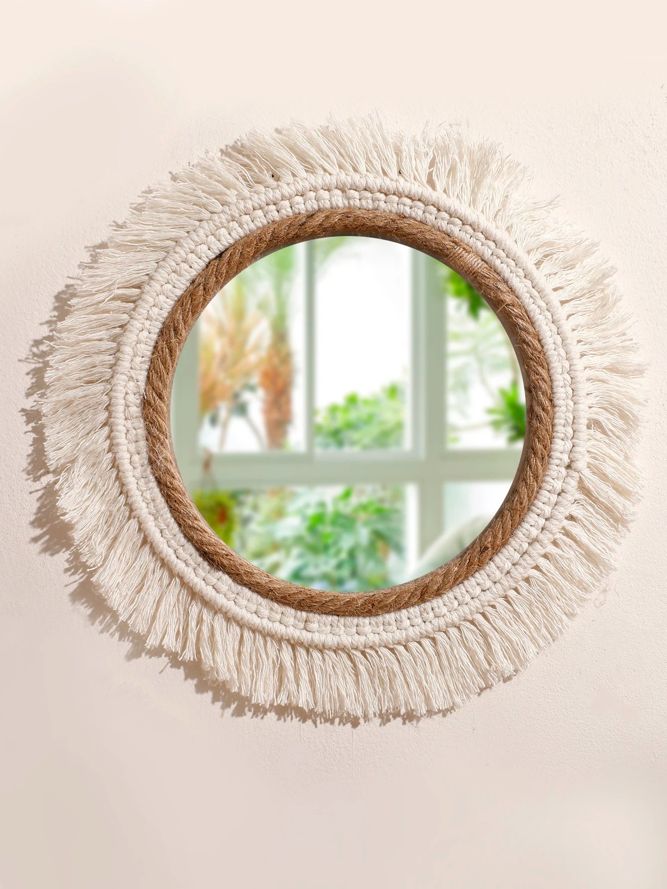 miroir suspendu en macramé décoratif avec pompons tissés - vue 5 sur 14