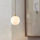 suspension minimaliste en laiton avec orbe de verre laiteux