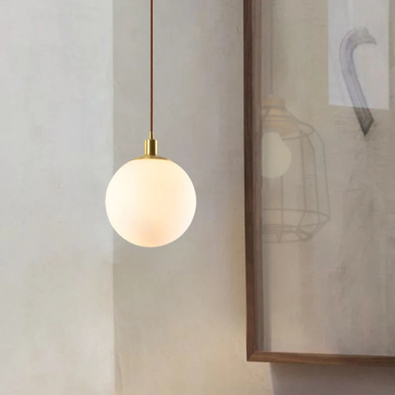 suspension minimaliste en laiton avec orbe de verre laiteux - vue 6 sur 9