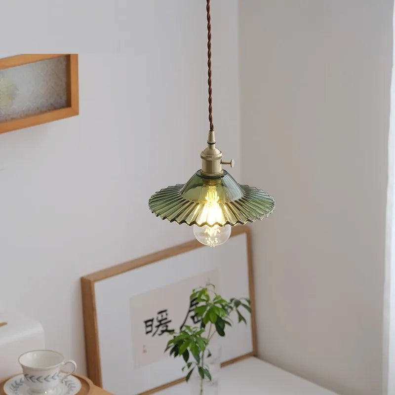 suspension vintage nordique en verre et laiton - vue 3 sur 10