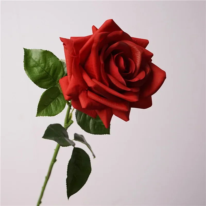 fleurs artificielles roses blanches pour mariage décoratif réaliste