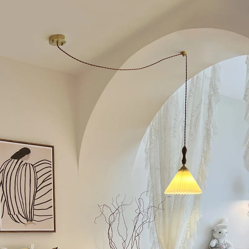 lustre vintage japonais avec abat-jour plissé en noyer