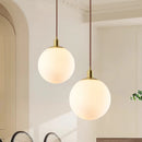 suspension minimaliste en laiton avec orbe de verre laiteux