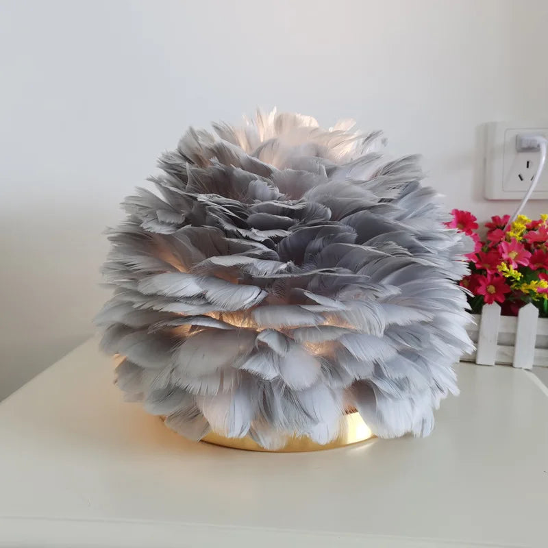 Lampe de Table en plumes roses et blanches naturelles - vue 6 sur 9