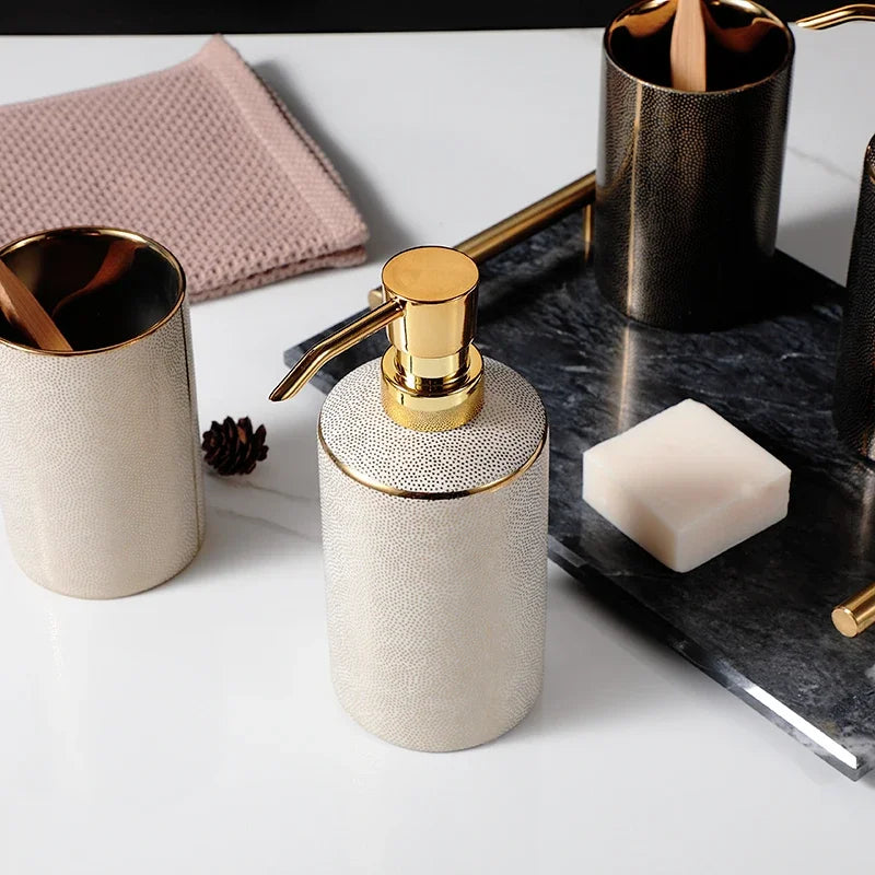 distributeur de savon en céramique et accessoires de salle de bain dorés - vue 5 sur 10