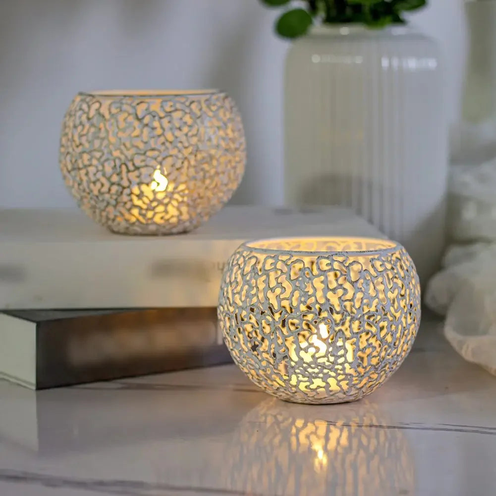 bougeoirs en métal doré au design complexe pour décoration élégante - vue 4 sur 11