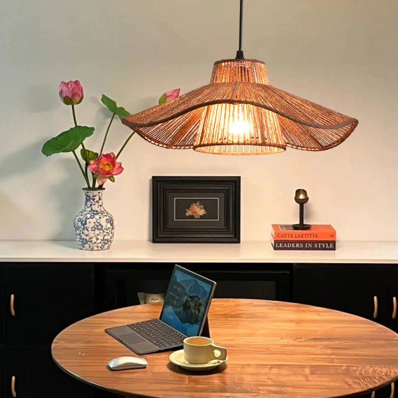 suspension vintage en corde de chanvre avec chapeau wabi-sabi japonais