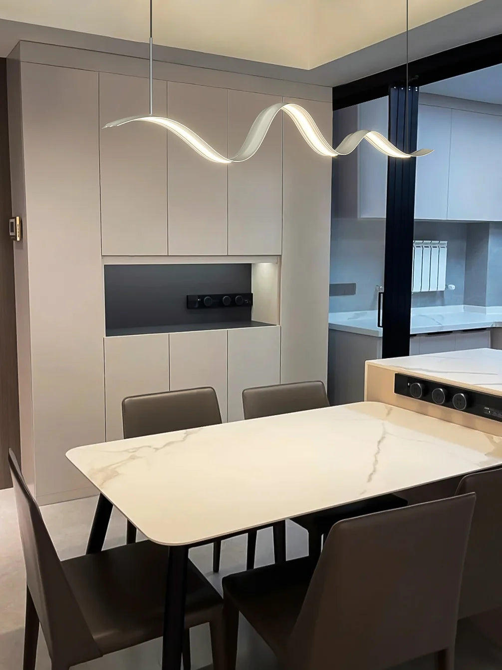 lustre moderne linéaire pour décoration de table élégante - vue 5 sur 14