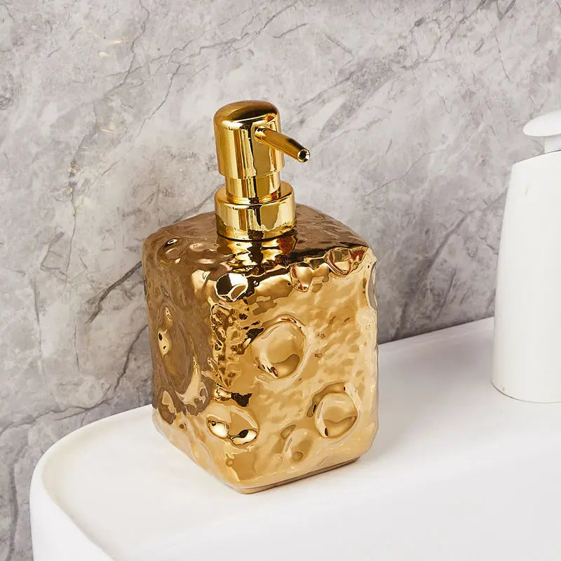 bouteille en céramique dorée décor lune pour lotion - vue 10 sur 11