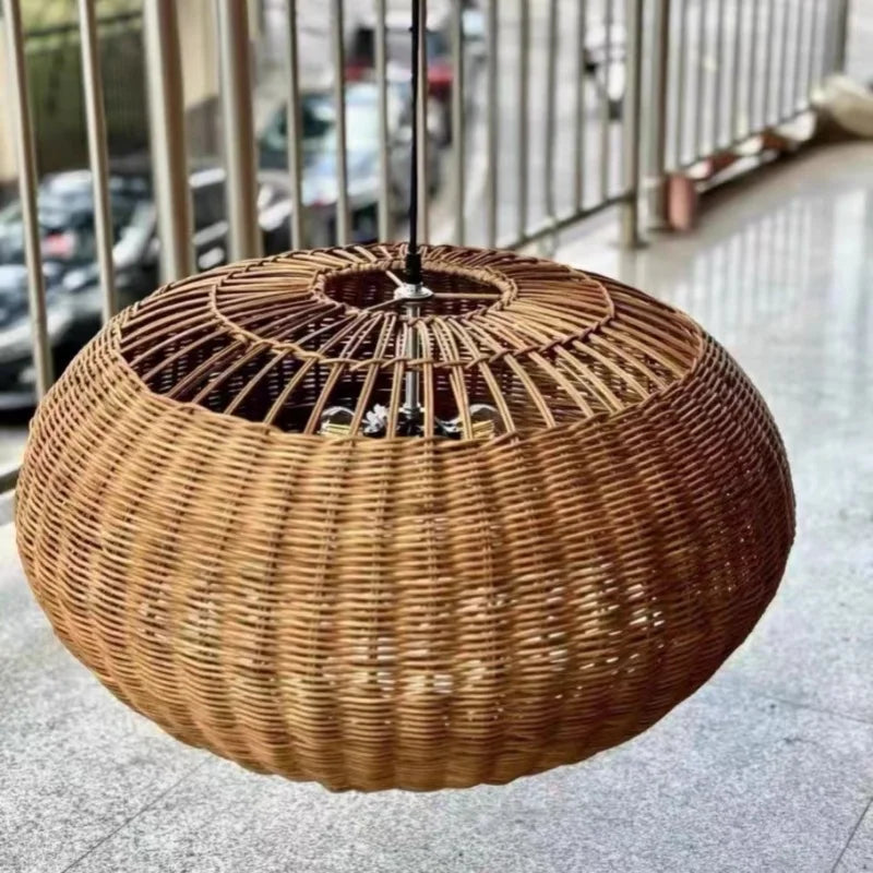 suspension en rotin tissé style wabi sabi pour décoration intérieure