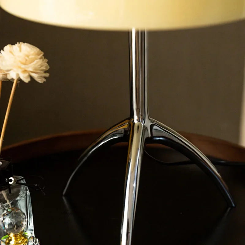Lampe de bureau trépied postmoderne de styliste italien - vue 4 sur 16