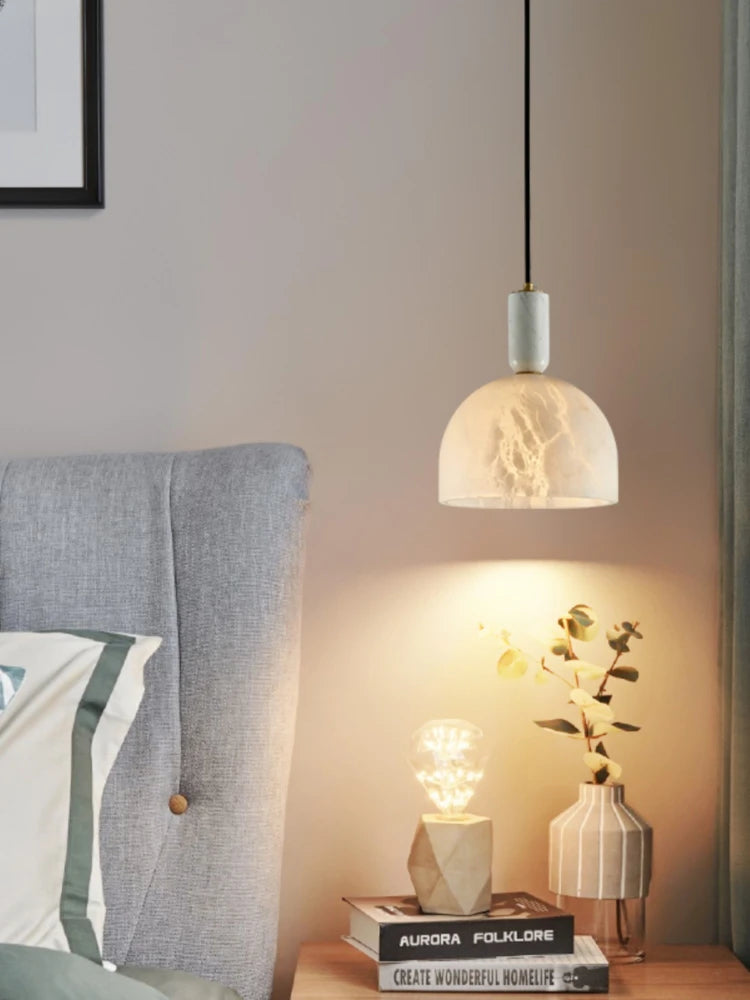suspension en marbre et cuivre design minimaliste pour intérieur moderne