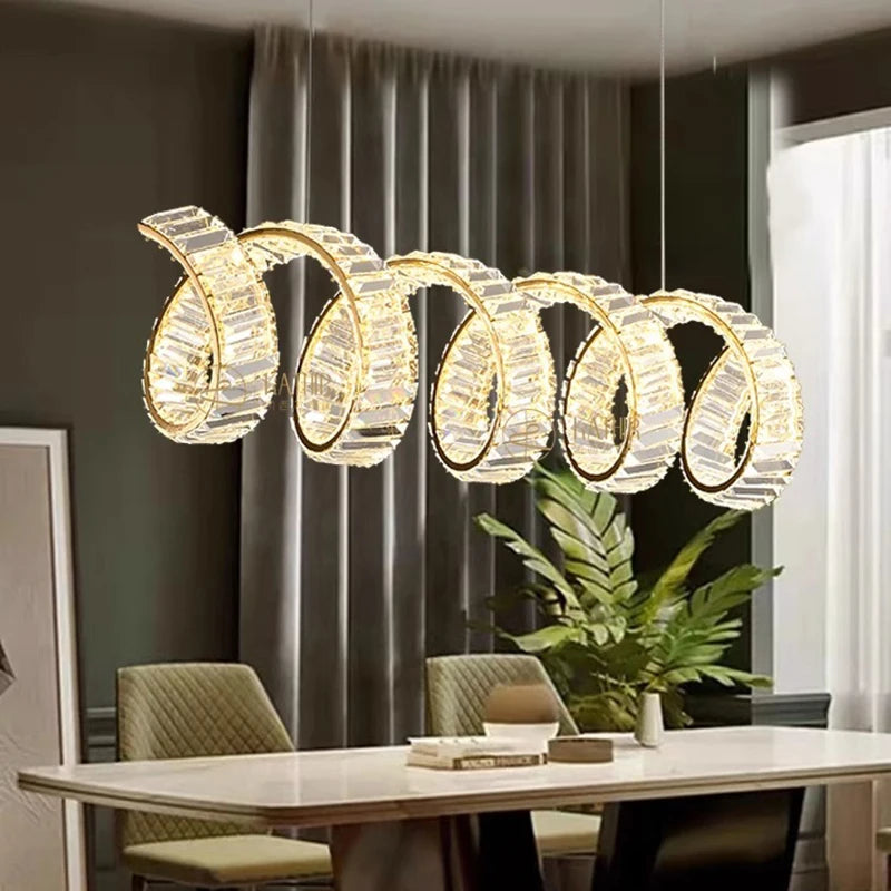 Lustre led spirale dorée au design moderne