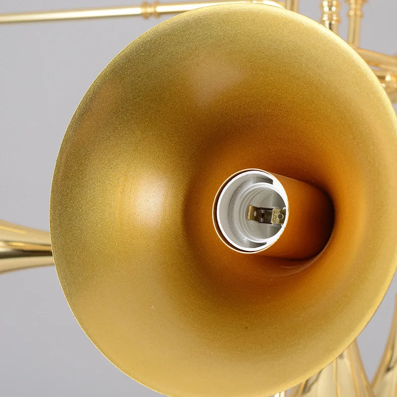 Suspension en forme de trompette en or nordique