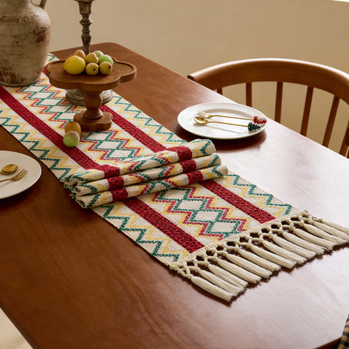 Chemin de table bohème motif aztèque tissé pompons - vue 3 sur 7