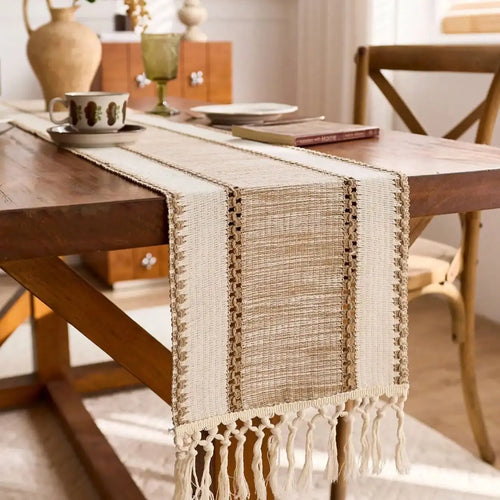 Chemin de table bohème macramé kaki à pompons - vue 3 sur 7