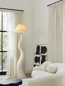 lampadaire design en résine LED pour ambiance moderne