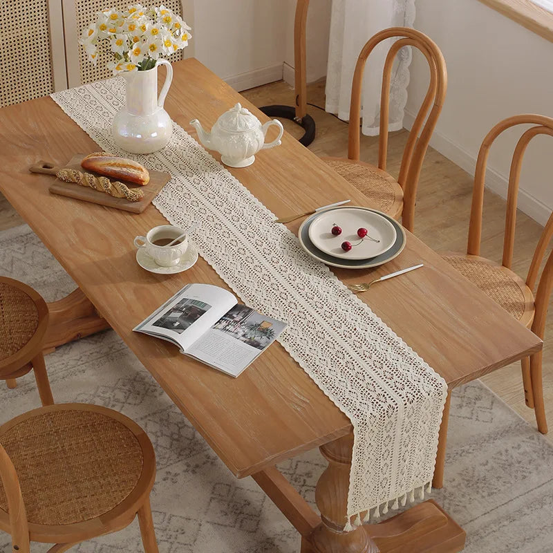 Chemin de table dentelle crochetée beige vintage pompons - vue 5 sur 7