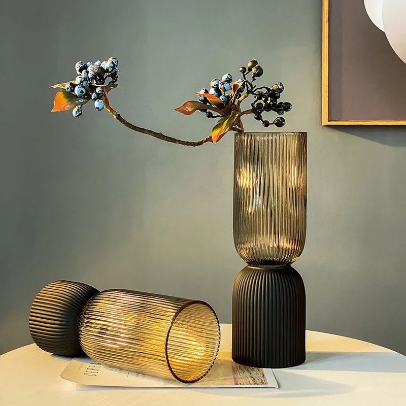 vase en verre rayé pour arrangement floral élégant - vue 3 sur 9