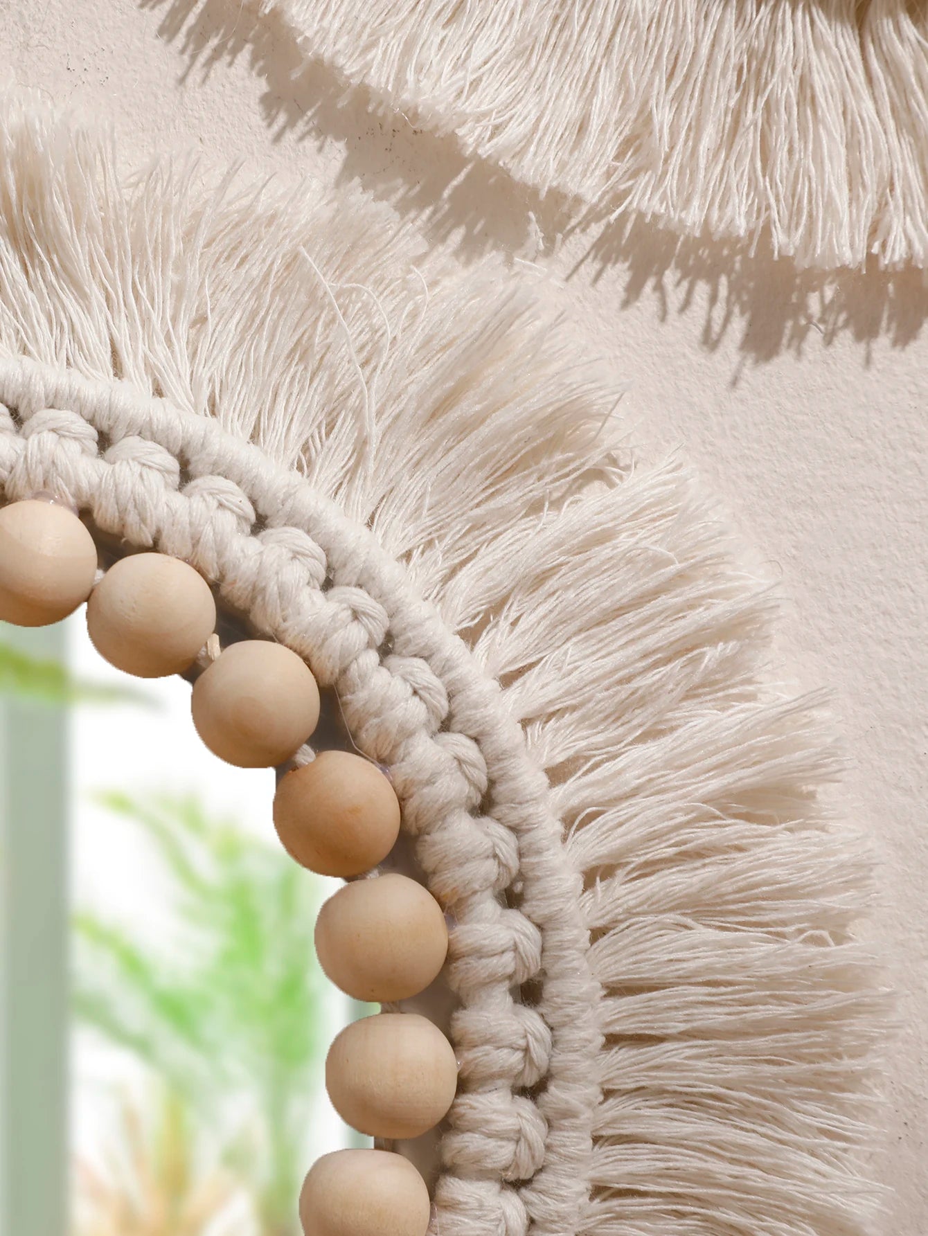 miroir suspendu en macramé décoratif avec pompons tissés - vue 4 sur 14