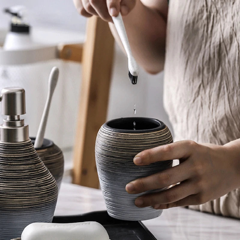 accessoires de salle de bain en céramique rétro artisanaux et pratiques - vue 4 sur 8