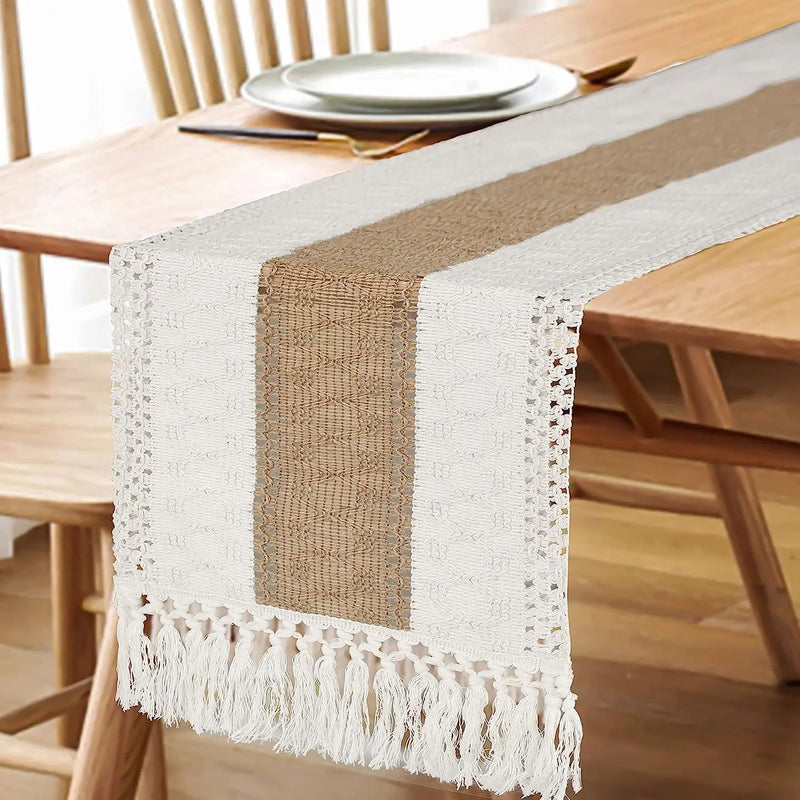 Chemin de table bohème beige à pompons géométriques