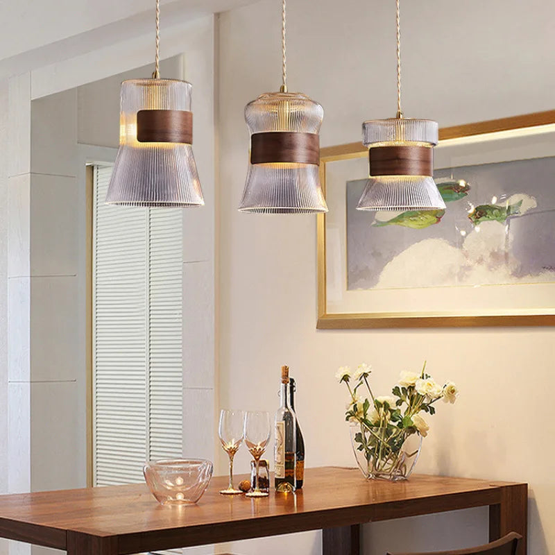 suspension moderne en verre avec détails en bois et cuivre