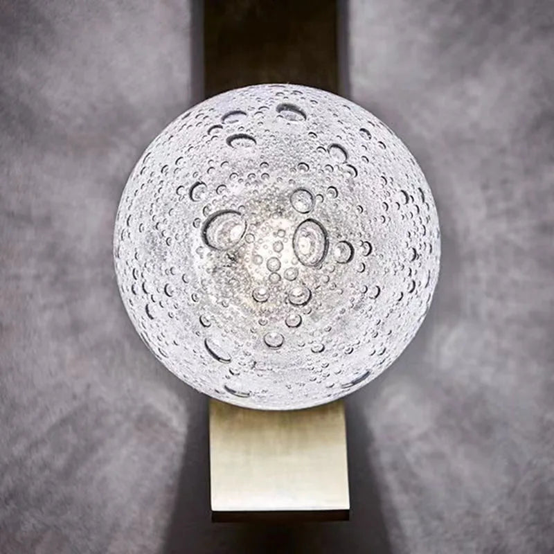 applique murale minimaliste en métal avec boule de verre pour intérieur