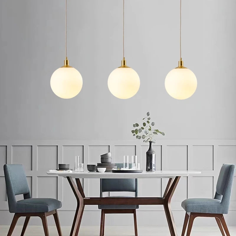 suspension minimaliste en laiton avec orbe de verre laiteux - vue 7 sur 9