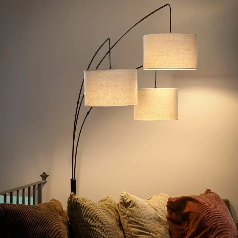 Lampadaire design avec plusieurs abat-jours suspendus