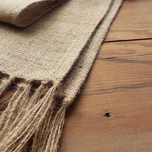 Chemin de table jute rustique avec pompons tresse