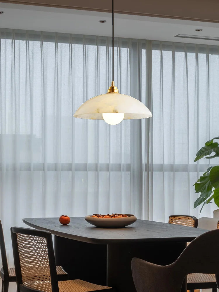 suspension en marbre et cuivre design minimaliste pour intérieur moderne