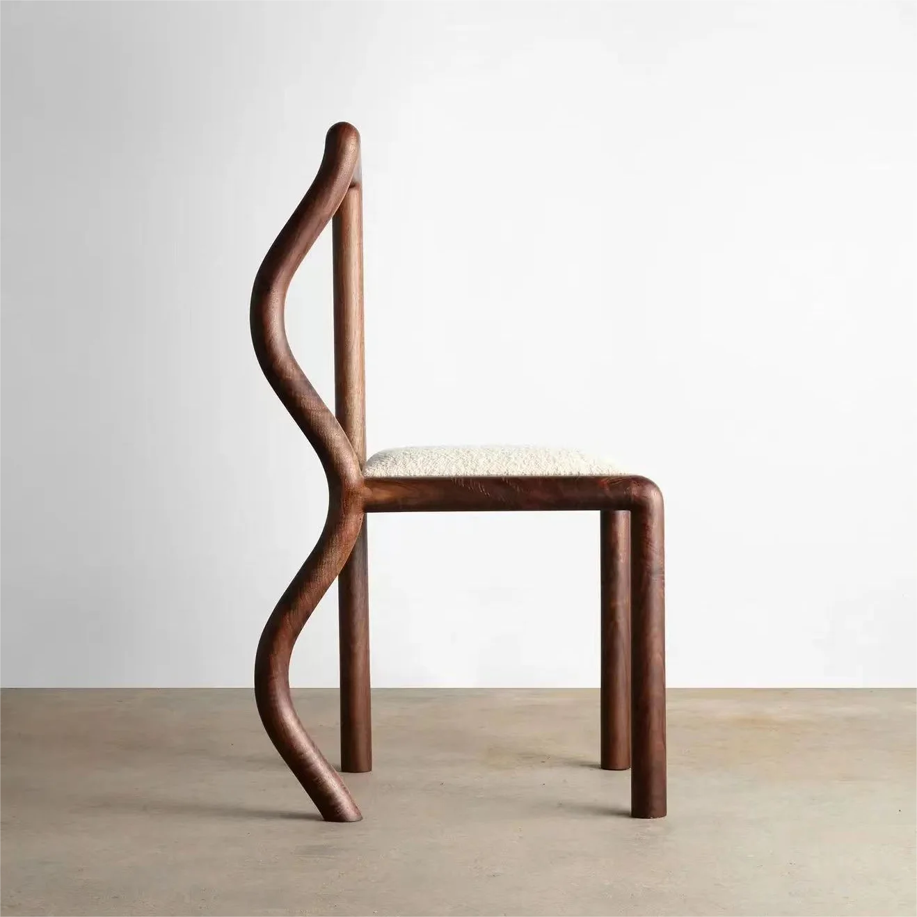 chaise rétro nordique en noyer avec coussin en laine d'agneau - vue 6 sur 7