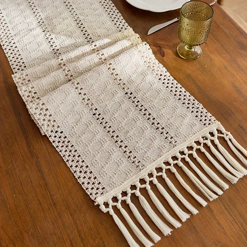 Chemin de table bohème beige à pompons géométriques