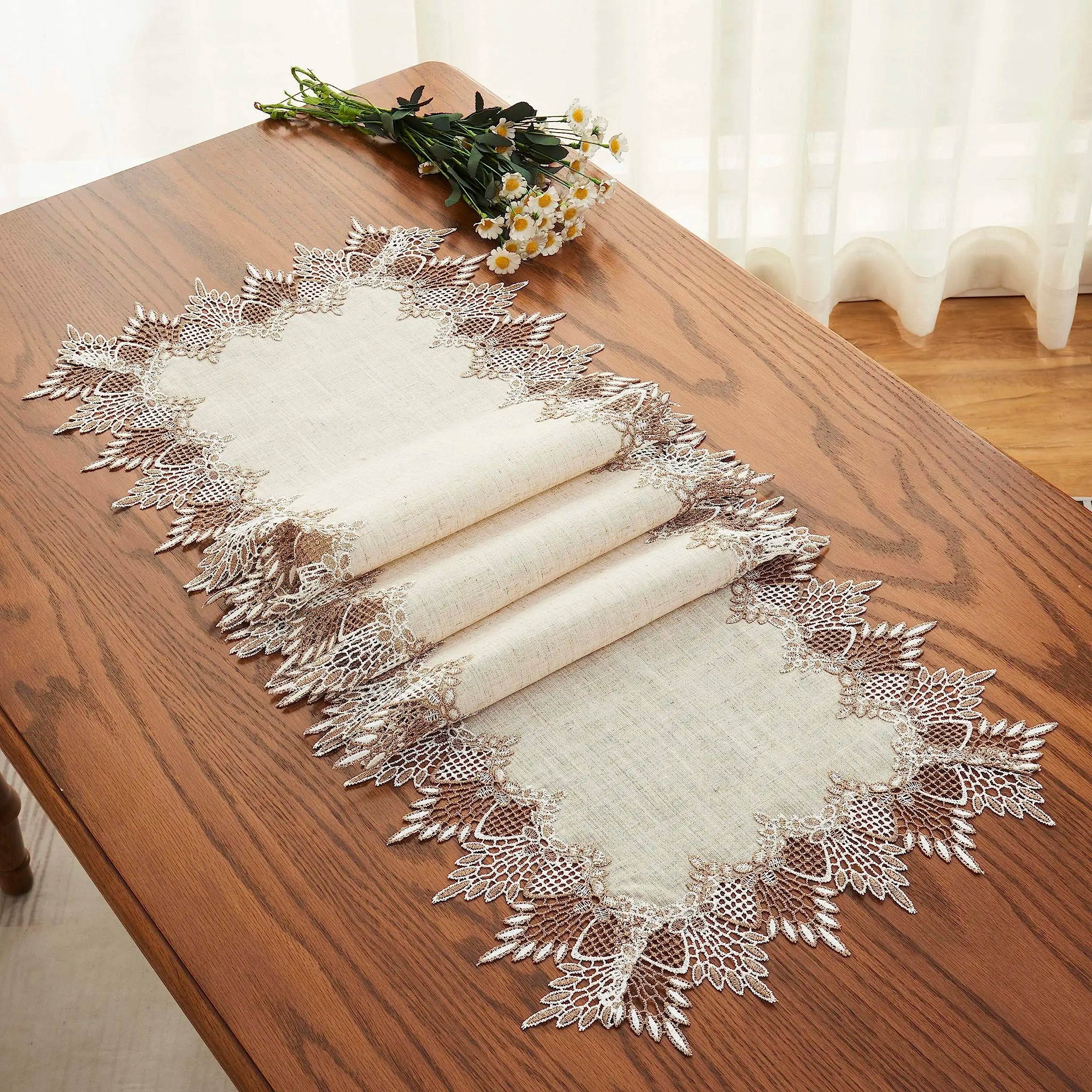 Chemin de table lin brodé style dentelle classique élégante - vue 3 sur 7