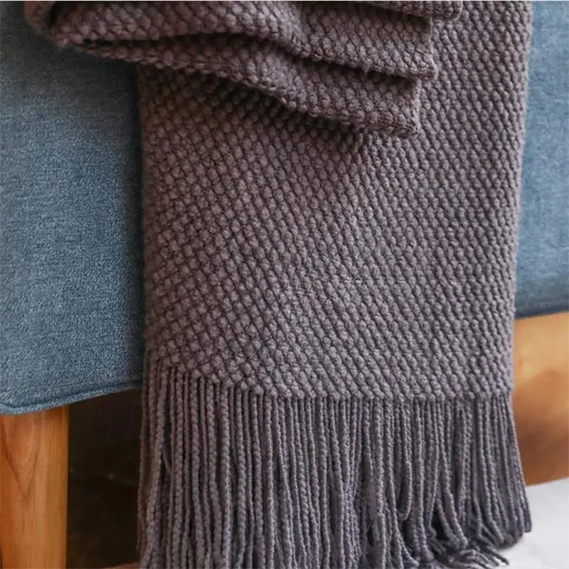 Plaid tricot nordique à carreaux avec pompons doux