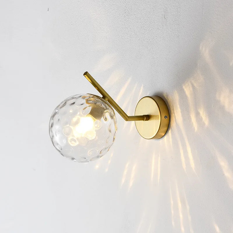 Nouveau Lampe de applique murale LED boule de verre postmoderne Simple chambre chevet lampara luxe or бра allée intérieure salon décor applique murale