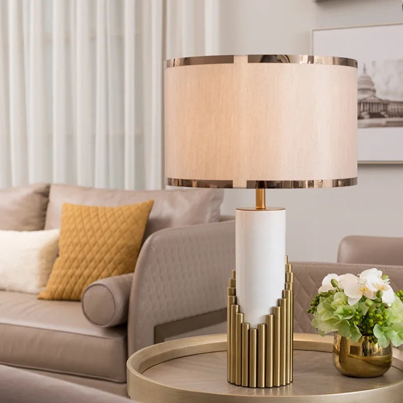 lampe à poser nordique moderne avec pied en marbre et abat-jour tissu - vue 4 sur 7