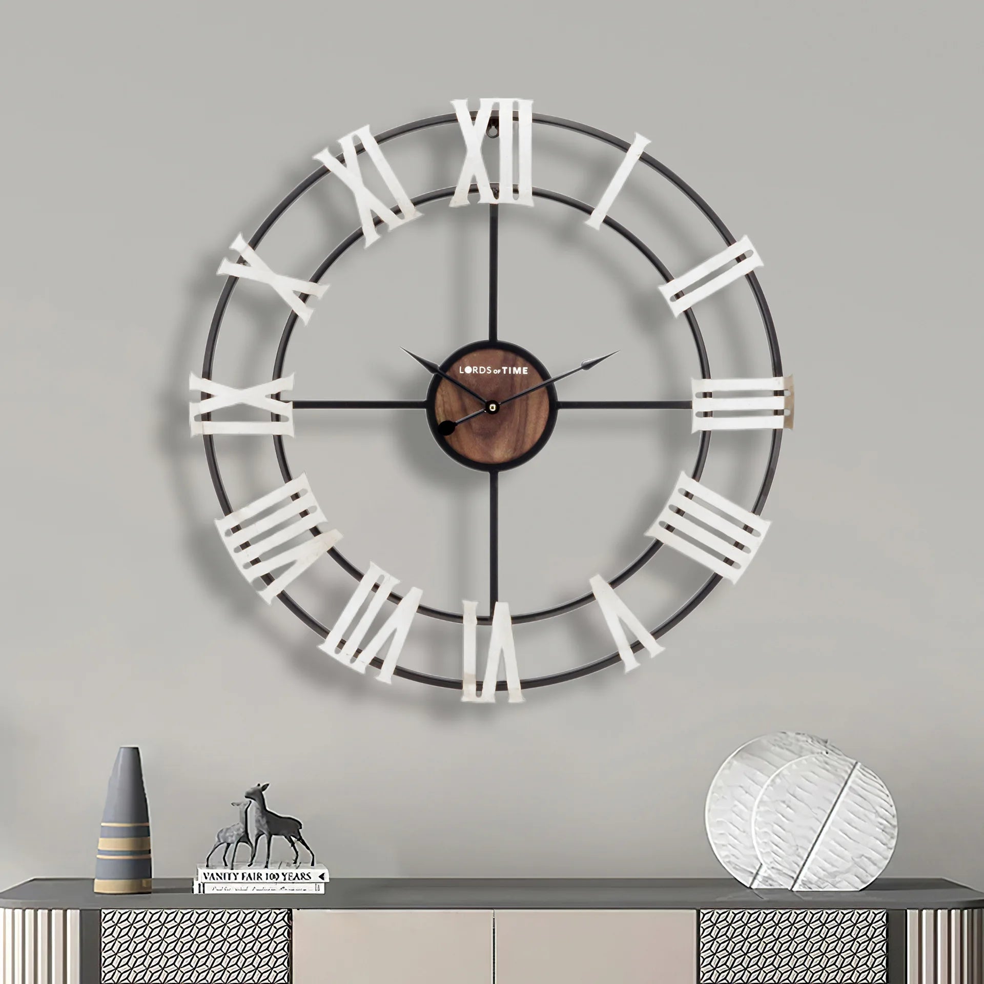 horloge murale moderne rétro en fer noir style 3D chiffres romains - vue 6 sur 6