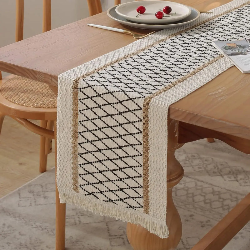 Chemin de table boheme beige motifs geometriques pompons