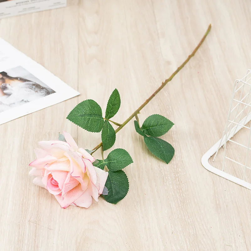 branche de rose artificielle réaliste pour décoration et photographie