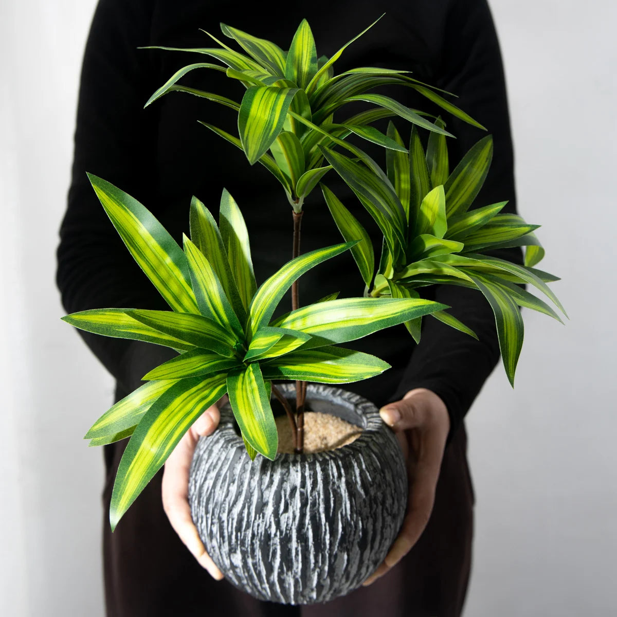 plante tropicale artificielle à trois têtes en pot décoratif - vue 7 sur 8