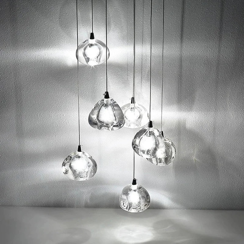 lustre en cristal design luxueux pour escalier colimaçon moderne