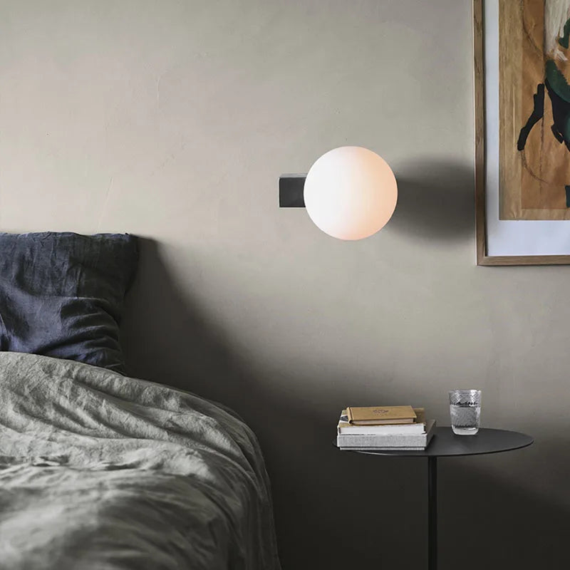 applique murale minimaliste en métal avec ampoule en verre
