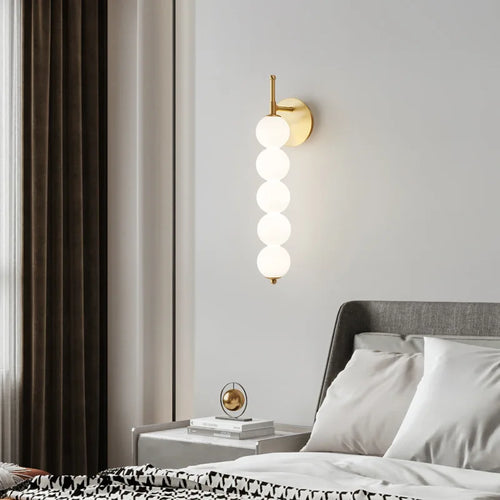 Applique murale design boules en verre blanc
