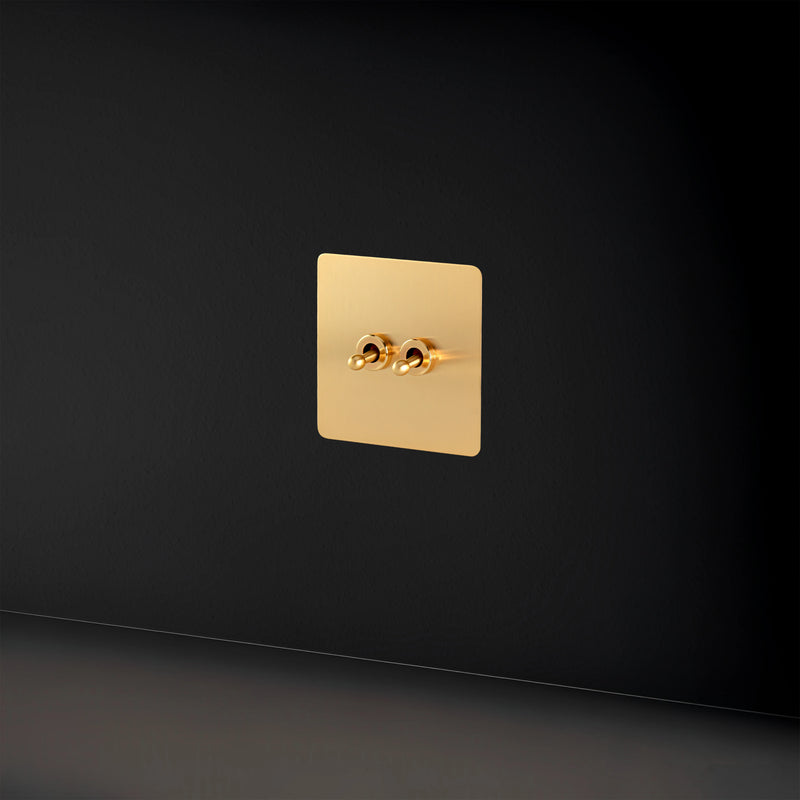 Prise électrique (Europe) en acier doré brossé et bords arrondis