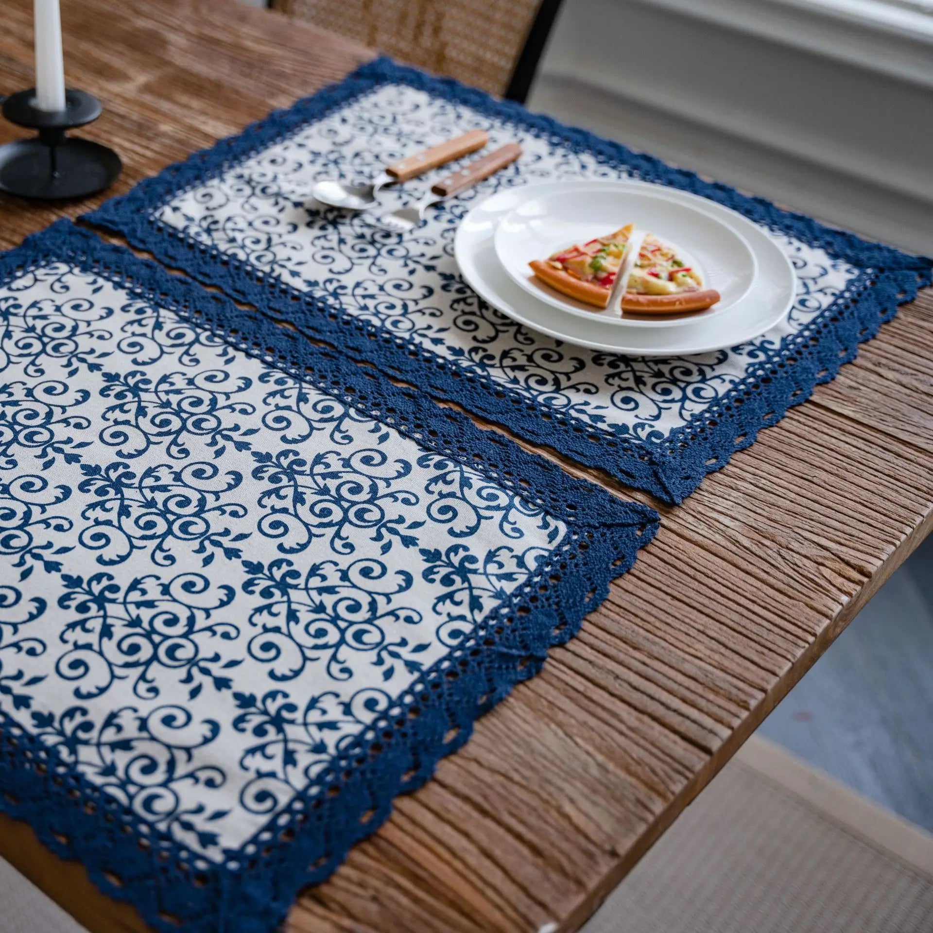 Chemin de table rayé bleu marine dentelle campagne - vue 4 sur 5