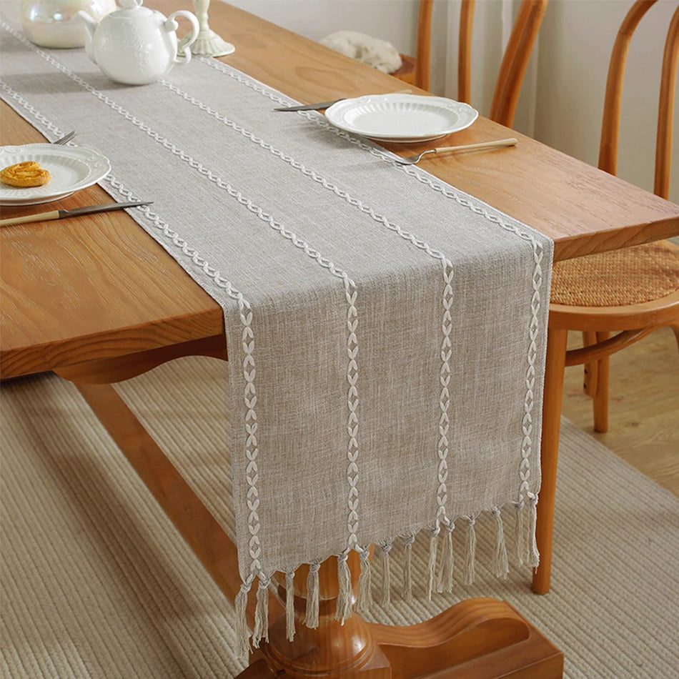 Chemin de table bohème brodé pompons tissés main